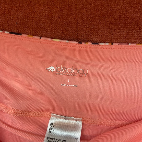 Women’s like new tennis shirt - Picture 2 of 3